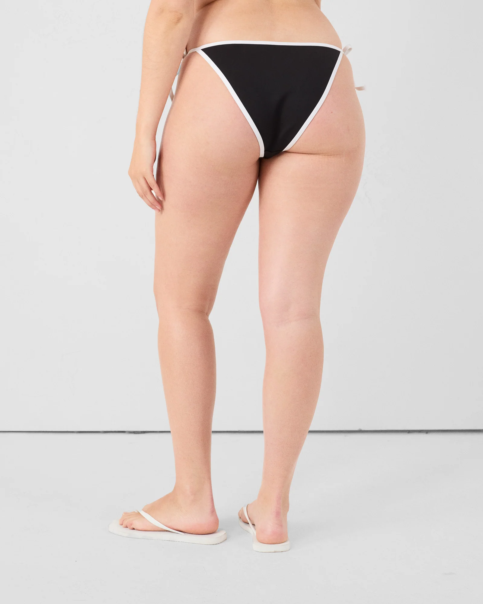 Bas de maillot de bain brésilien Noir/blanc Maddie bottom - Image 3