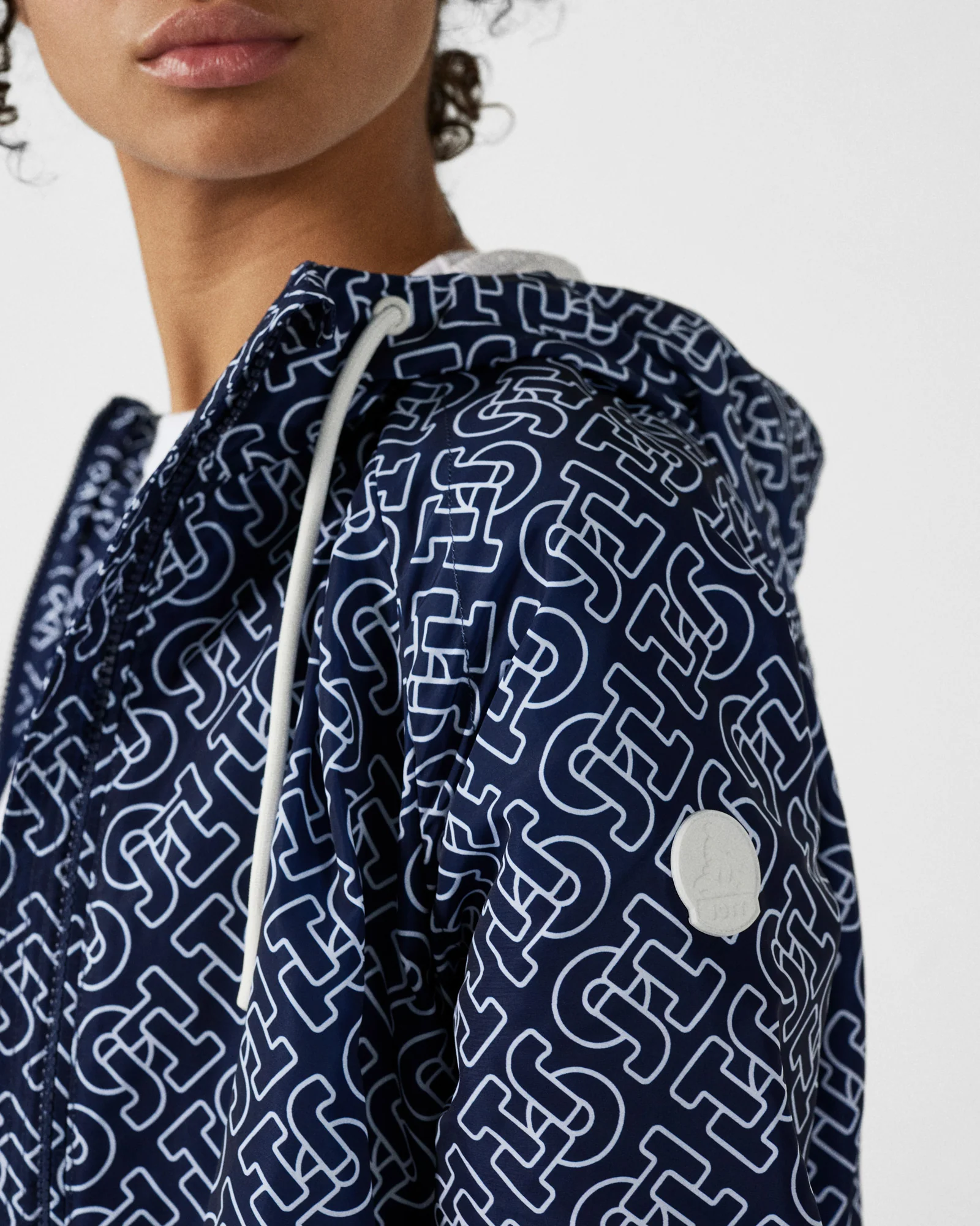 Blouson coupe-vent léger à capuche Mono marine Alize monogram - Image 5
