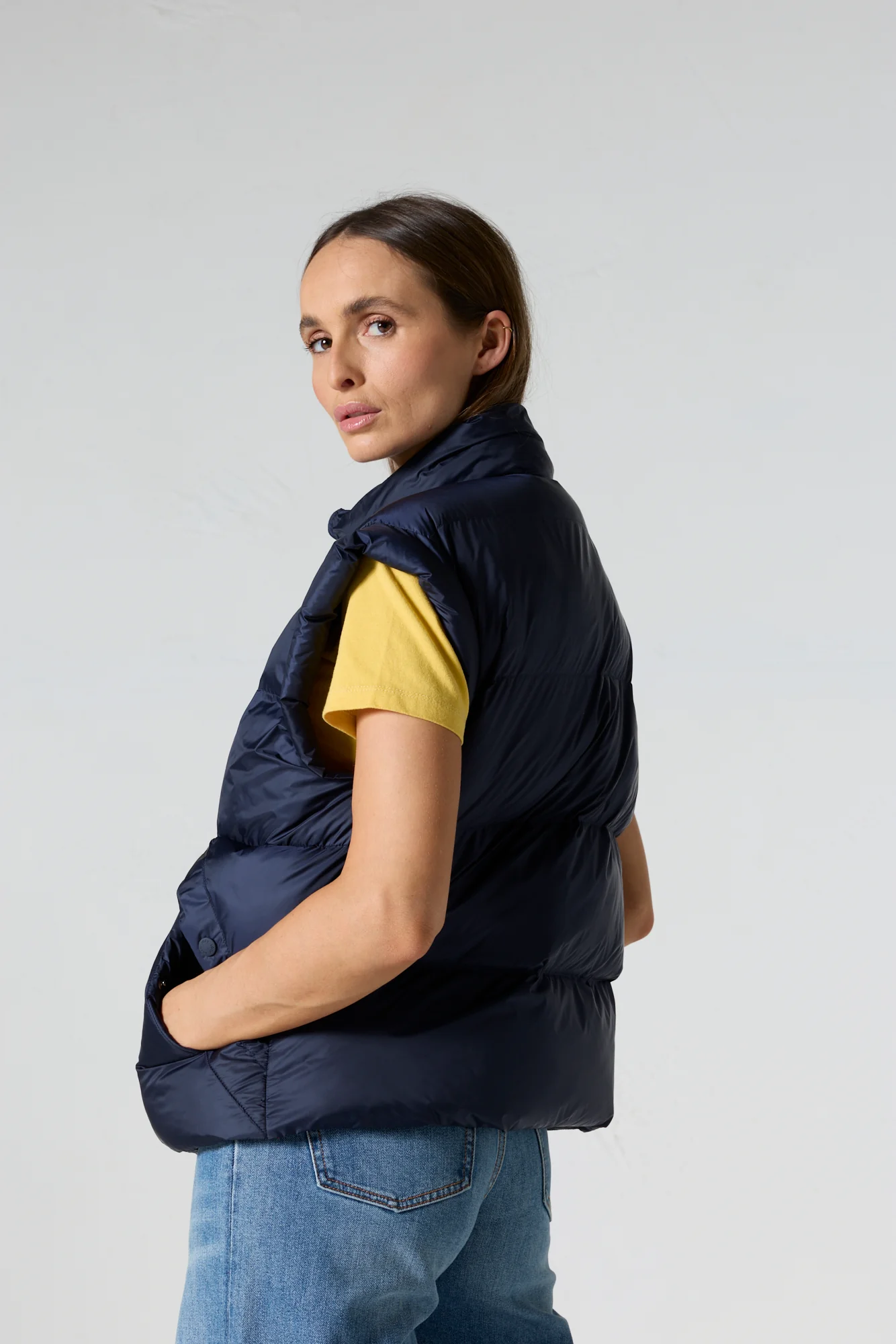 Doudoune courte oversize sans manches Marine Lyna - Image 4