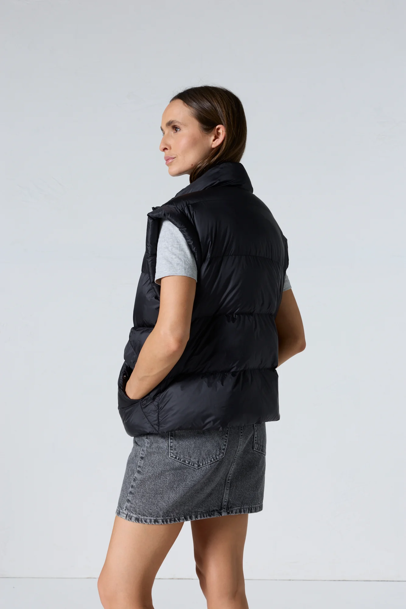 Doudoune courte oversize sans manches Noir Lyna - Image 4