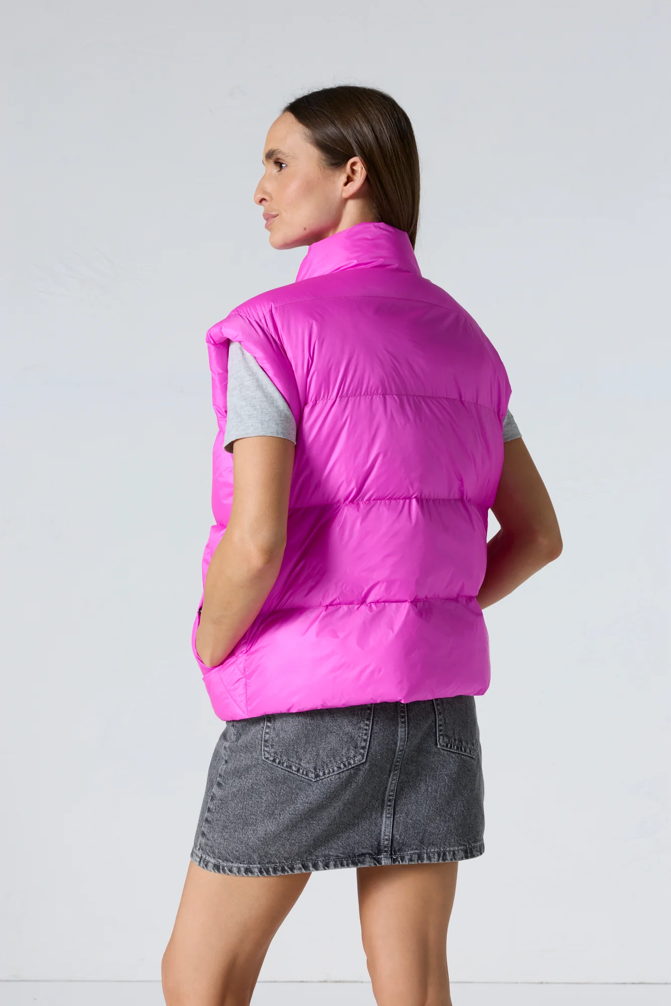 Doudoune courte oversize sans manches Rose électrique Lyna - Image 4