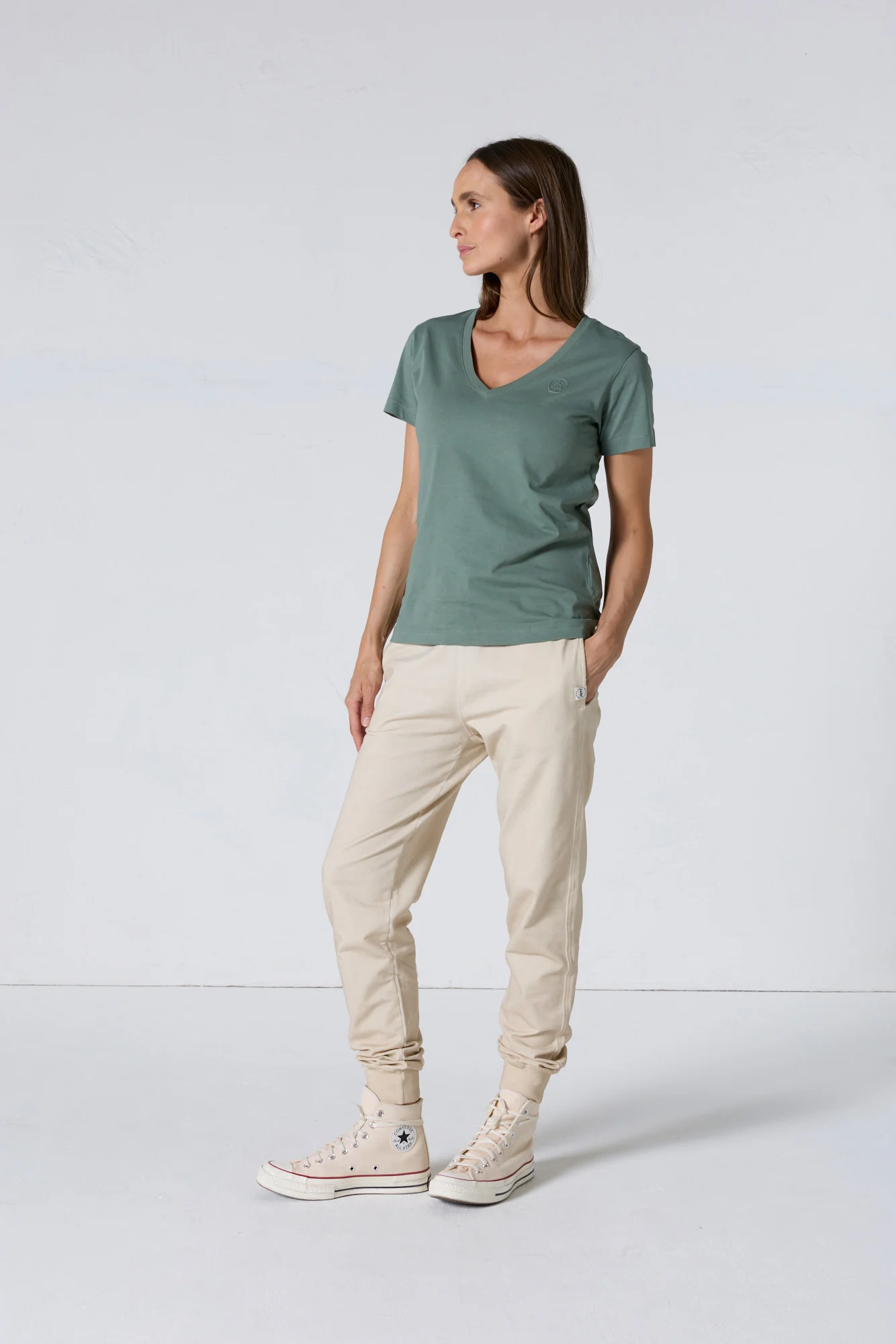 T-shirt uni col V en coton Vert sauge Sofia 2.0 - Image 3