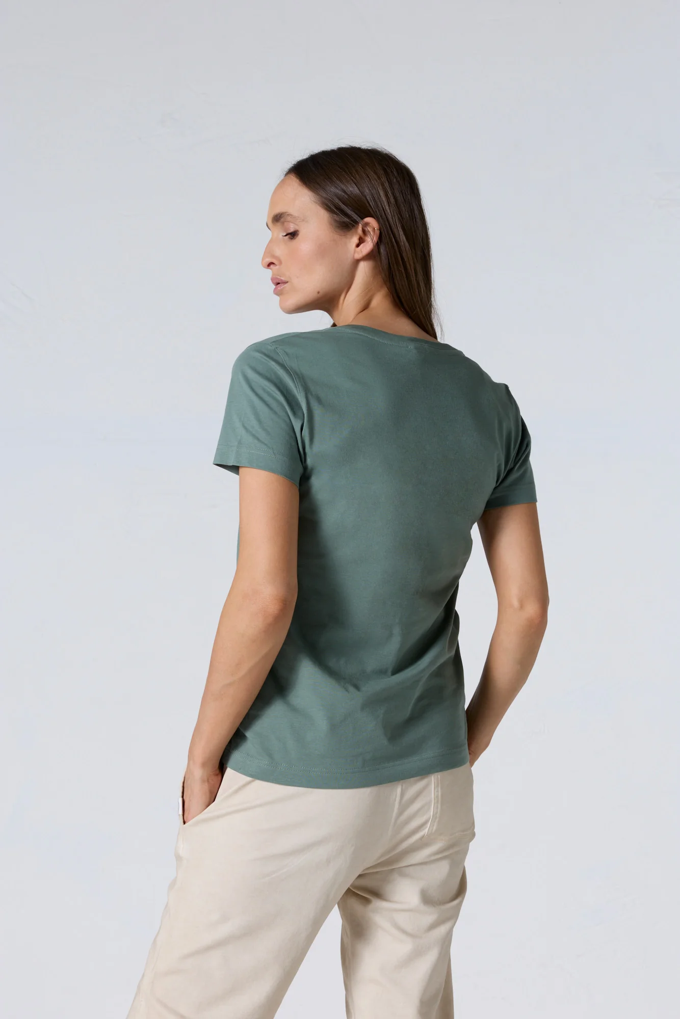 T-shirt uni col V en coton Vert sauge Sofia 2.0 - Image 4